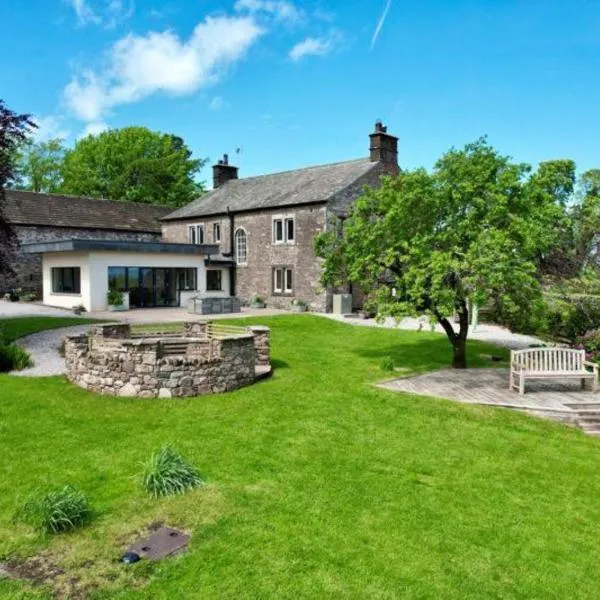 Elegant & spacious farmhouse with wonderful views, hotel in Penrith