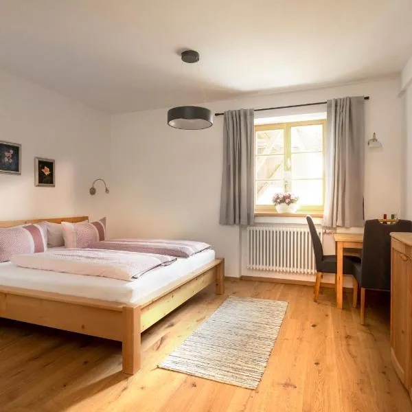 Bernhardhof - Hotel & Apartments, מלון בOtterfing