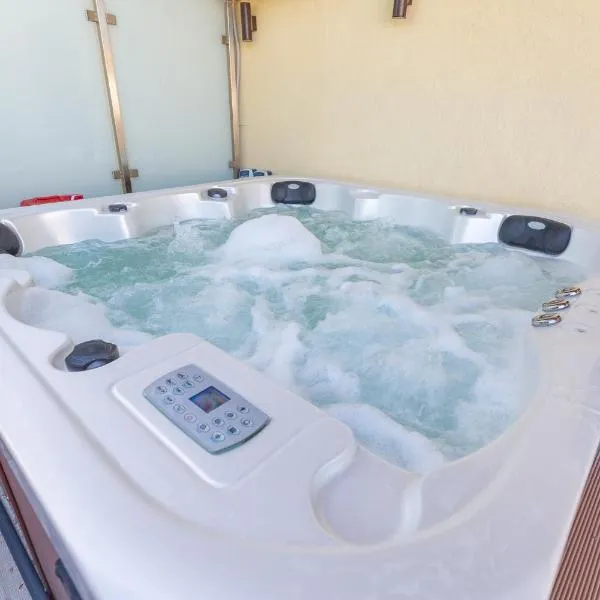 Casa Luxury Wellness Apartman By BLTN, hotelli Siófokissa