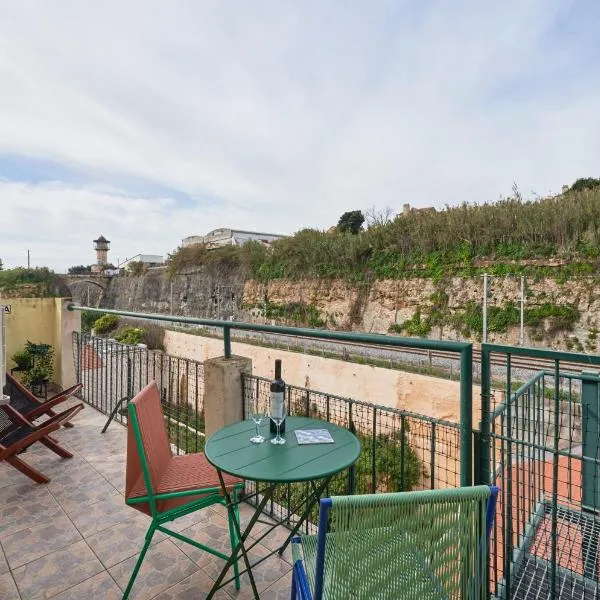 Bright Apt w Balcony, AC, Parking, By TimeCooler, hotelli Lissabonissa