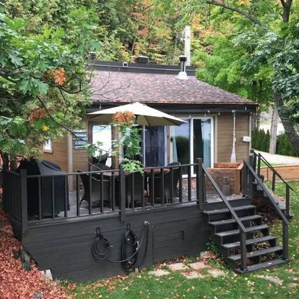 Om chalet 2 avec spa et foyer bordé du fleuve, מלון בSt-Pierre-de-l'Île-d'Orléans