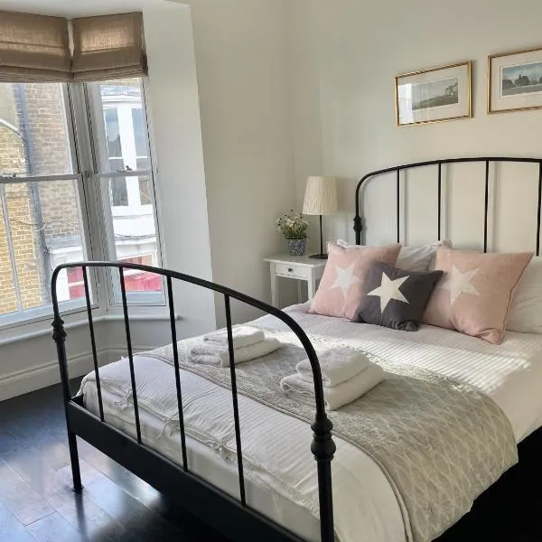Tasteful apartment moments from the beach, Bunting by Whitstable-Holidays, hotel in Whitstable
