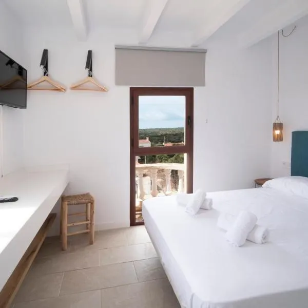 Castell de Lô, hotel i Cala en Porter