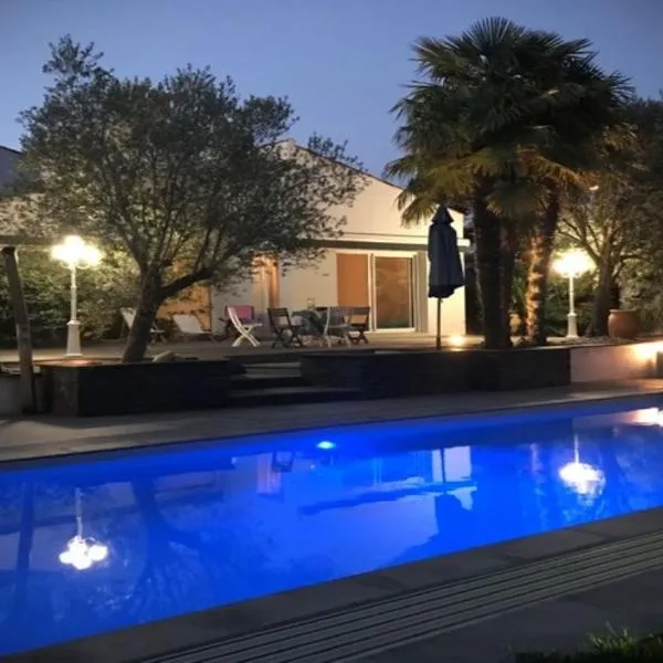 Adorable Guest House avec balnéo et piscine, hotel em Olonne-sur-Mer