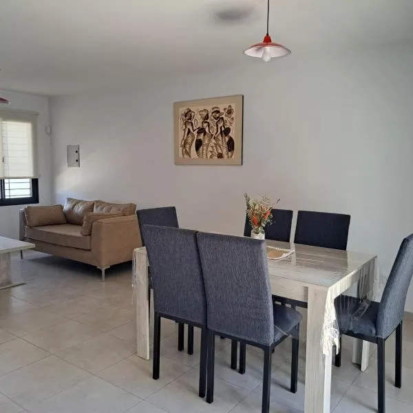 HERMOSO DUPLEX con COCHERA โรงแรมในLuzuriaga