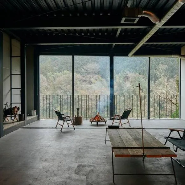 目の前が吉野川・雨天でも屋外体験ができる絶景の一軒家, hotel in Ogawa