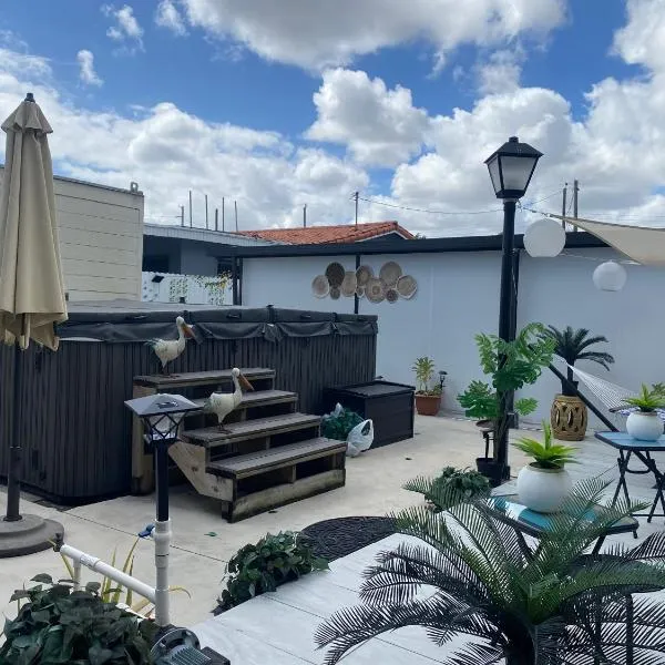 Tiny place w private hot jacuzzi 7 min to Miami international airport: Miami'de bir otel