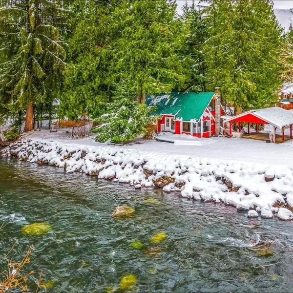 NEW: Steps from White River near Mount Rainier National Park, hotel in Greenwater