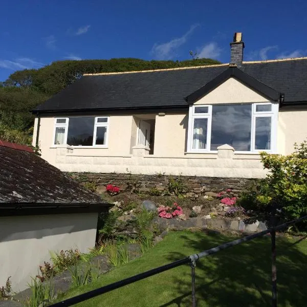 Lovely cottage in Snowdonia, private hot tub, by mountains & award winning beach, hotel in Fairbourne