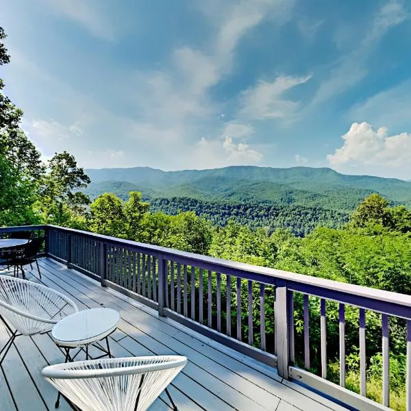 Barenberg Cabin - Secluded Unobstructed Panoramic Smoky Mountains View with Two Master Suites, Loft Game Room, and Hot Tub, hotel in Hartford