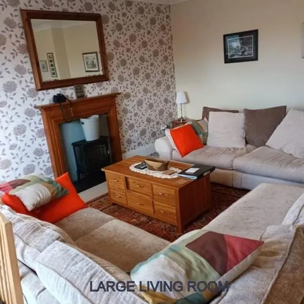 Harlech/HUGE Three bedroom/BEST location: Llanbedr şehrinde bir otel