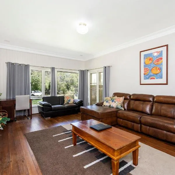 Busselton River Cottage with WiFi, hotel u gradu Baselton
