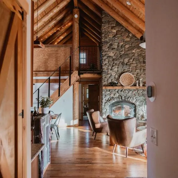 Yosemite Charm by Casa Oso with spa and breathtaking views, viešbutis mieste Mariposa