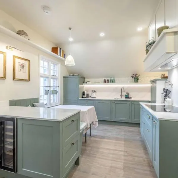 Stylish 2 Bed/2 Bath Flat In The Heart Of Windsor, hotel in Windsor