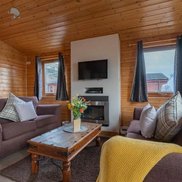 Chalet Loch Leven Lodge 10 by Interhome, hotel v destinaci Kinross