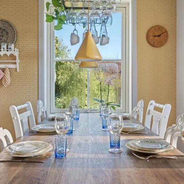 The Solhem Cabin - 80m to the lake, 1930s charm, hotel v destinaci Strömstad