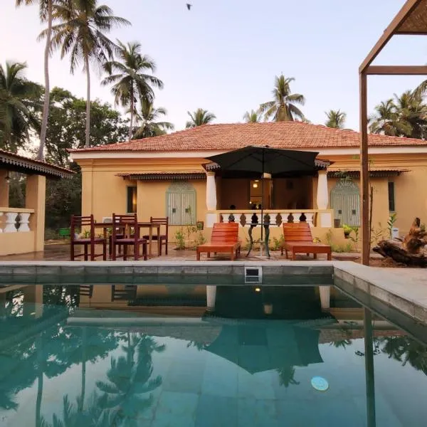 Caju Grove - The Big Yellow Goan House, hotel v destinaci Guirim