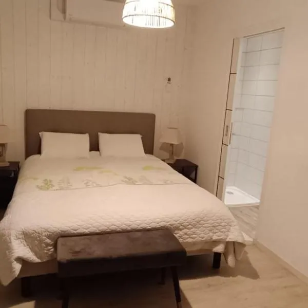 1 chambre - lit double - Avec salle de bain, hotel in Mervans