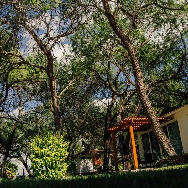 Hotel Los Lirios, hotel sa Ciudad Fernández