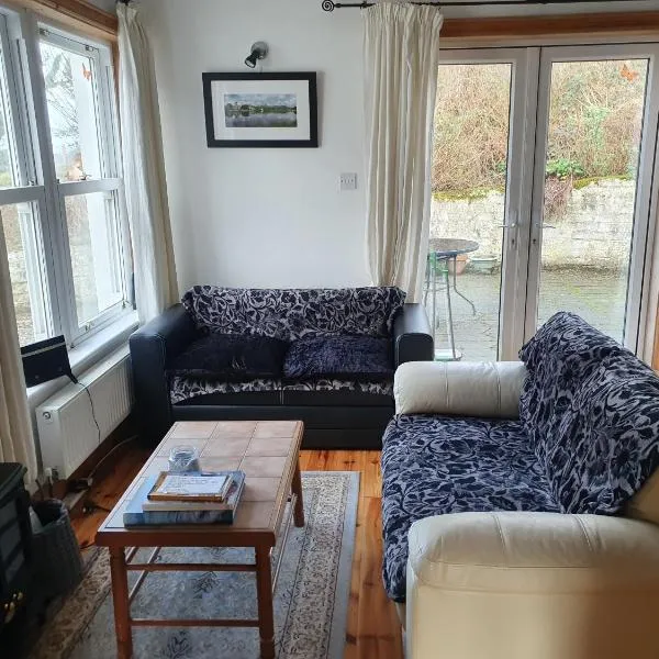 Cosy self contained cottage with stunning views, hotell i Killaloe