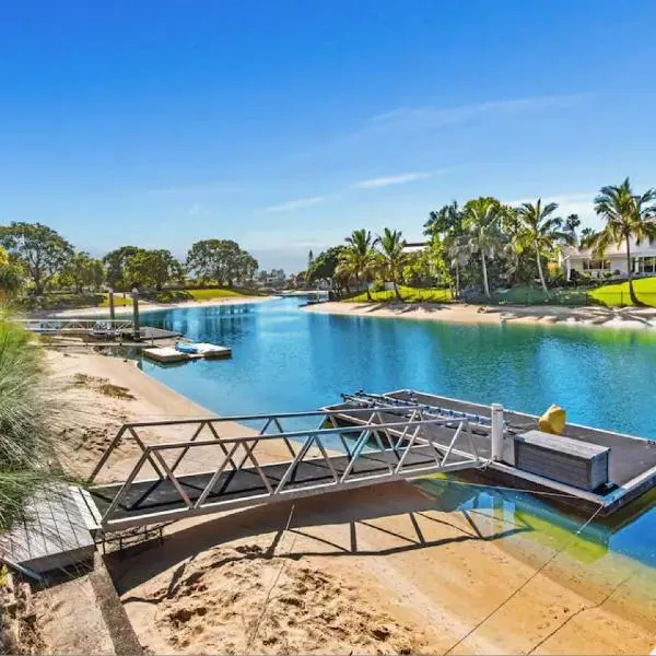 Broadbeach Bungalow - Heated Pool - Sleeps 7, hotel in Gold Coast