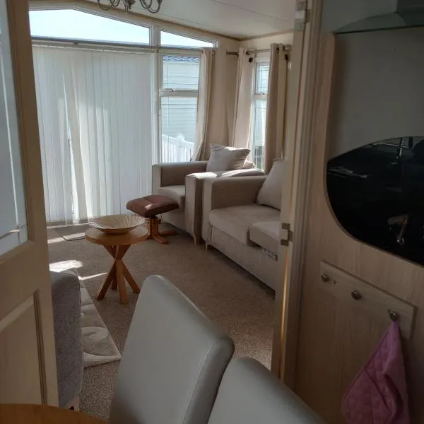 Luxury 2 bedroom caravan with large decking Close to beach, hotel in Abergele