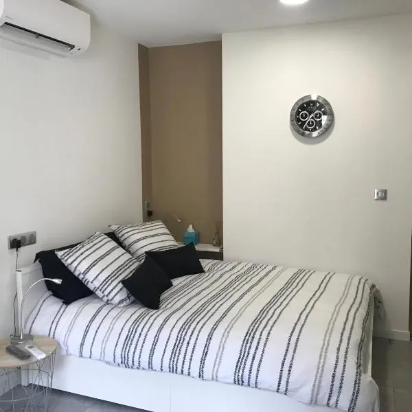 Studette de 17m2 avec parking privé gratuit Climatisation et petite cuisine, hotell Mentonis