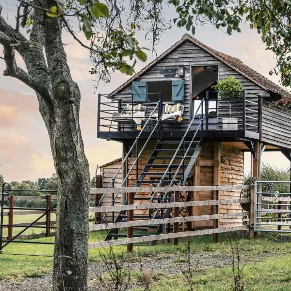The Treehouse at Humblebee Hall, hotel v destinaci Worcester