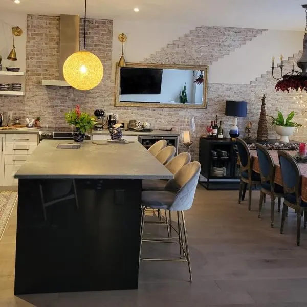 Exclusive Townhome near West-Side Trails, hotel v destinaci Waterloo