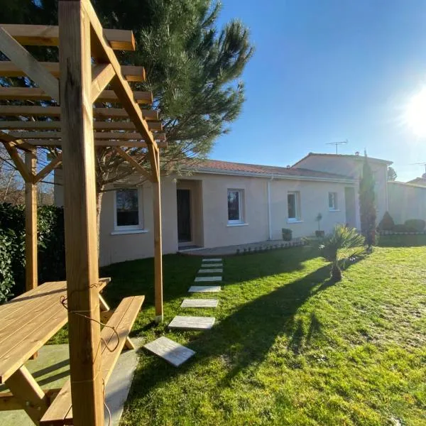 Chambre d'Hôtes Les Bacquerins: Sainte-Hélène şehrinde bir otel