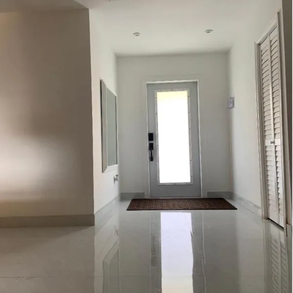 small room with sharing bathroom, hotel in Boca Raton