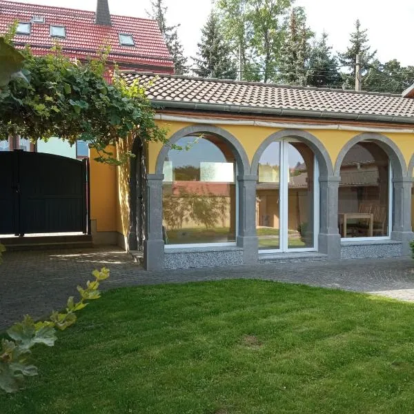 Haus Toskana, Kleines Ferienhaus im Toskanagarten, hotel v destinaci Bad Sulza
