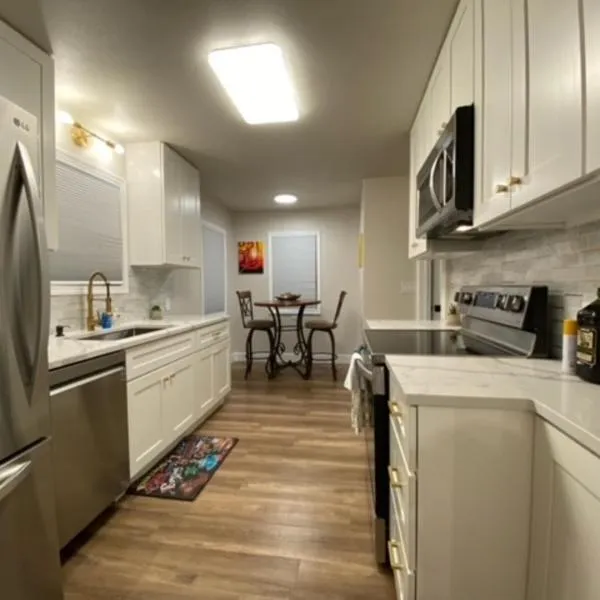 Charming Brick Home with bonus space & foosball, hotel in Spokane