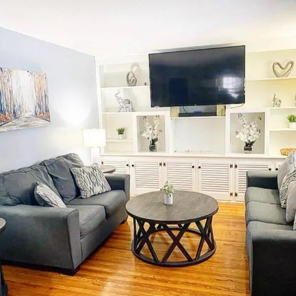 Adorable&Cozy Suburban Home Mins from Dwtn/Airport, hotel v destinaci Rochester