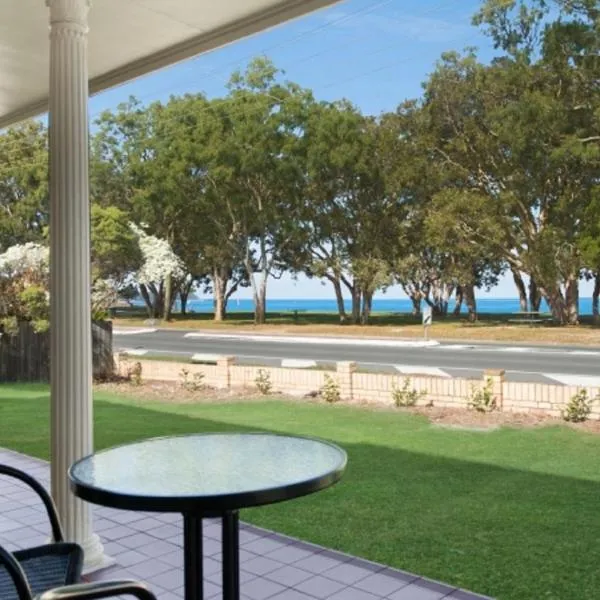 Large family waterfront home with room for a boat - Welsby Pde, Bongaree, Hotel in Bellara