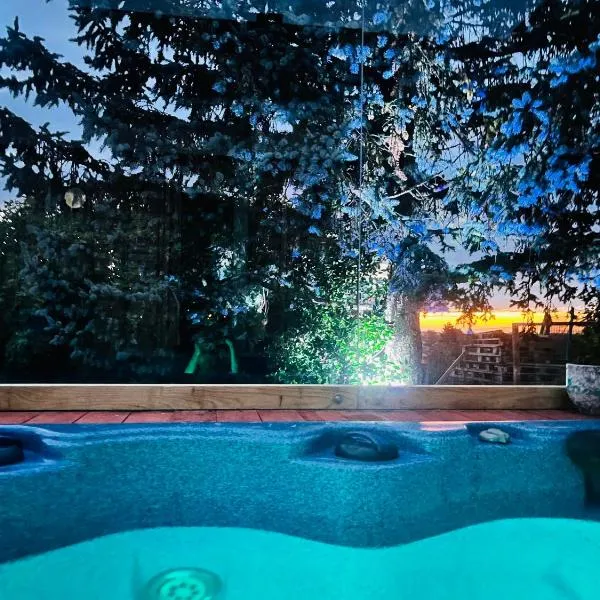 La k abane jacuzzi extérieur chauffée piscine de saison totalement privatisé: Blandin şehrinde bir otel