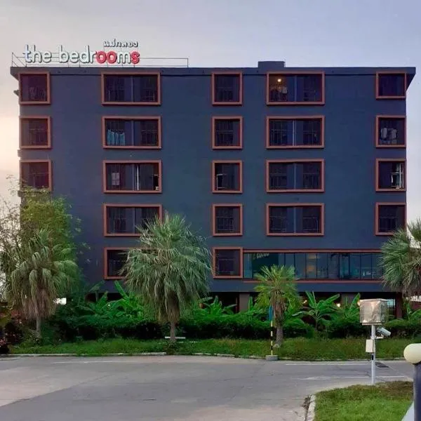 The Bedrooms Maeklong and Services Apartment, hotel v destinaci Samut Songkhram