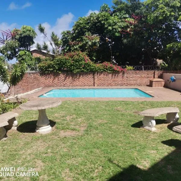 Uvongo Sea Scapes Holiday Apartment, ξενοδοχείο σε Μάργκεϊτ