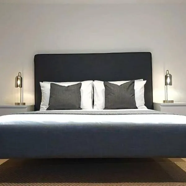 Stylish Apartment in City Centre with Parking, hotel in Preston