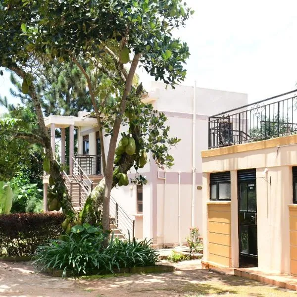 Golden Cherries Guest House, hotel a Buloba