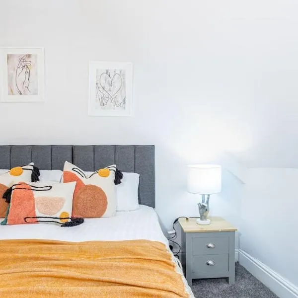 Beautiful newly refurbished apartment close to the promenade., hotel in Llandudno