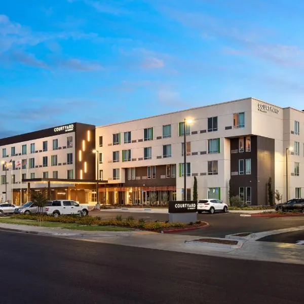 Courtyard by Marriott Fresno Clovis, hotelli kohteessa Clovis