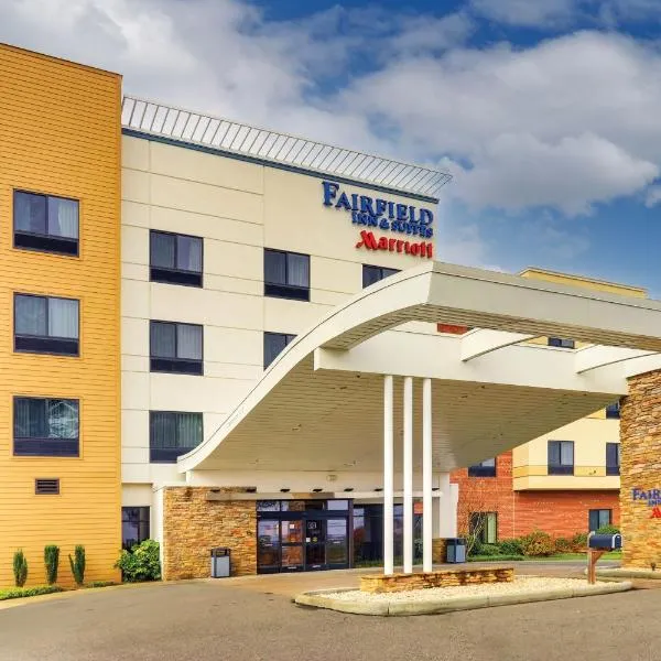 Fairfield Inn & Suites by Marriott Dunn I-95، فندق في دان