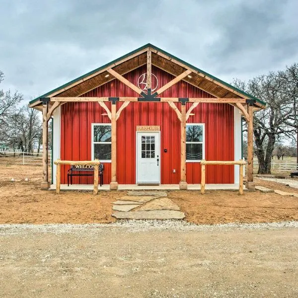Dog-Friendly Texas Ranch with Patio, Horses On-Site, hotell sihtkohas Aubrey