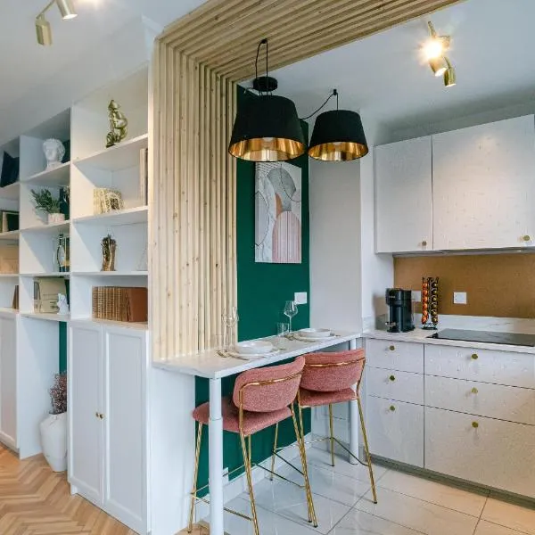 The Green Home - Quiet and Fully Equipped High-End Studio with parking, hotel in Evry-Courcouronnes