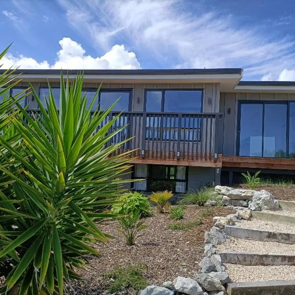 Pohara's Seaside Accommodation, hótel í Pohara