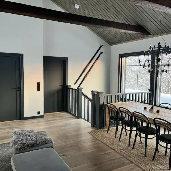 Porthos Ski-in Lodge with private hot tub and sauna in Lapland, отель в Пухатунтури
