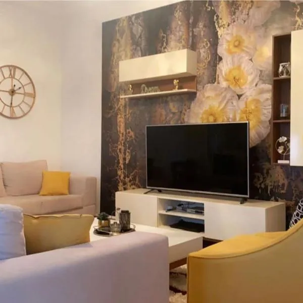 Outstanding Two bedroom Apartment, hotel di Al Wardānīn