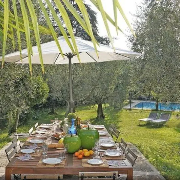 Villa Sweet Flower - with Private Pool and Garden, hotel di Manerba del Garda