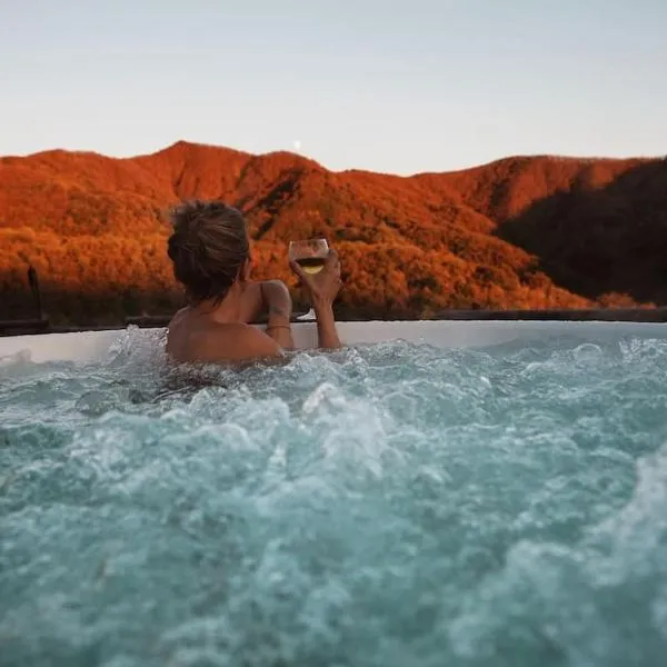 eremo artistico con hot tub idromassaggio e sala giochi, hotel v destinaci Neirone